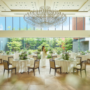 木のぬくもりと緑豊かなバンケットへリニューアル！豊かな自然を背景に花嫁のナチュラルな魅力を引き出すパーティ会場でやすらぎのひと時を|松山モノリスの写真(52419873)