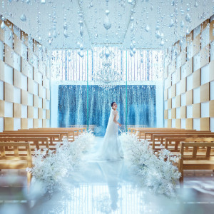 天から滴るようなクリスタルの透明感に満たされた空間|松山モノリスの写真(54483477)