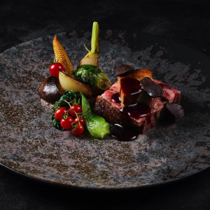 彩りも鮮やかな料理は大切なゲストへの特別なおもてなし|松山モノリスの写真(54504096)