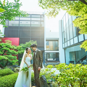 四季折々の風情を感じる日本庭園と近代建築が調和する空間