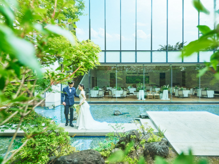 光と水の煌めきが幻想的な上質空間