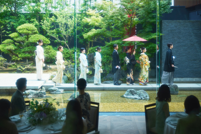 四季折々の表情を見せる庭園を背景にしたら石舞台からの登場に会場は一層盛り上がりを見せます