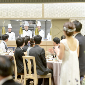 会場内にはお料理に腕を振るうシェフの姿がのぞめるオープンキッチンが 出来立てのお料理にゲストの皆様で舌鼓を|インフィニート 名古屋＜エルフラットグループ＞の写真(20754240)