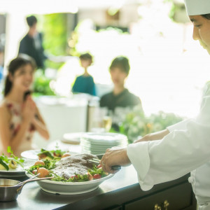 臨場感あふれる料理パフォーマンスは食欲も掻き立てられる|パラッツォ ドゥカーレ 麻布 （Palazzo Ducale AZABU）の写真(55891772)