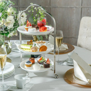 テーブル毎のデザートビュッフェでは同じテーブル内でお好きなデザートを自由に選べて会話も弾むおもてなし演出に*|パラッツォ ドゥカーレ 麻布 （Palazzo Ducale AZABU）の写真(55891830)