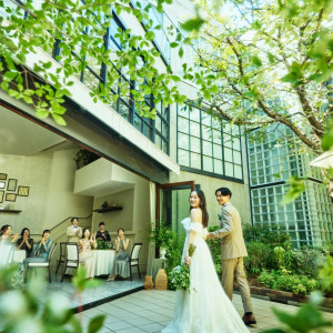 緑あふれるガーデンが併設されたパーティ会場。ガーデンからの印象的な入場も人気演出の1つ|パラッツォ ドゥカーレ 麻布 （Palazzo Ducale AZABU）の写真(55892586)