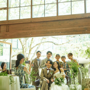 【ラ テラッツァ】一面の窓を開け放つと、隣接するガーデンとひと続きの空間になる|パラッツォ ドゥカーレ 麻布 （Palazzo Ducale AZABU）の写真(55891491)