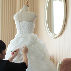 花嫁の体験に合わせドレスを裁縫する|パラッツォ ドゥカーレ 麻布 （Palazzo Ducale AZABU）の写真(2206447)
