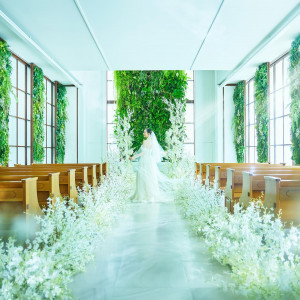 緑溢れるグリーンウォールが印象的なナチュラルなチャペル|パラッツォ ドゥカーレ 麻布 （Palazzo Ducale AZABU）の写真(55882078)