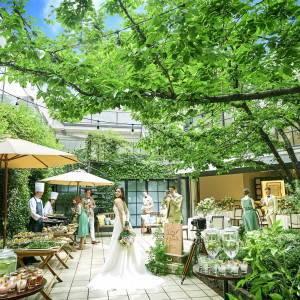 空と緑に包まれたテラスガーデンでナチュラルウエディングを
