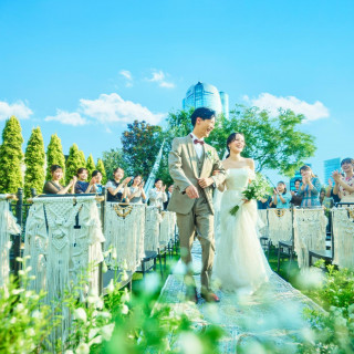 大切なゲストからの祝福に喜びが溢れるフラワーシャワーでの結びのシーン