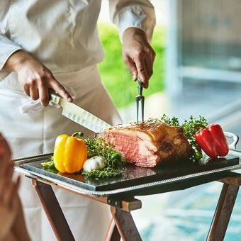 シェフが目の前でお肉を切り分けてくれる