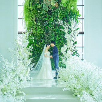 祭壇のグリーンウォールが背景になるからお写真映えも◎