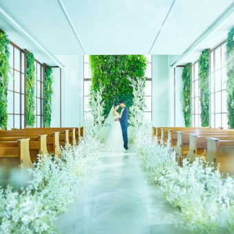 白基調の陽射しが贅沢に入る「室内チャペル」