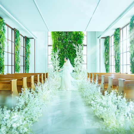 緑溢れるグリーンウォールが印象的なナチュラルなチャペル