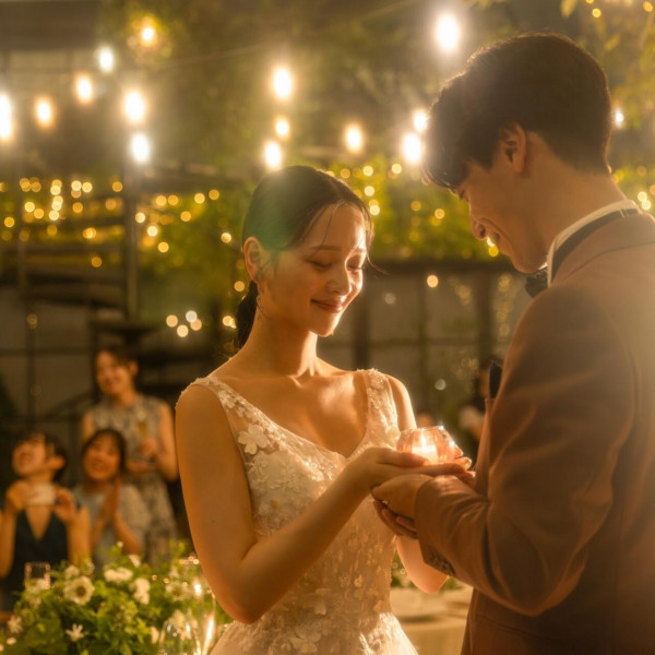 イルミネーションとキャンドルが彩るナイトガーデンは幻想的な雰囲気だと先輩花嫁からも人気*