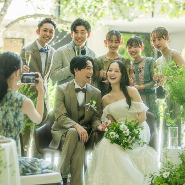 緑に包まれた開放的なプライベートガーデンはゲストとリラックスして過ごせる空間