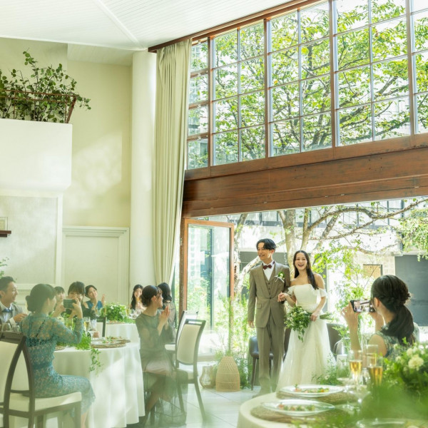 暖かく差し込む陽光と風感じるガーデン入場