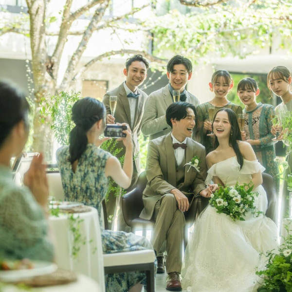 緑に包まれた開放的なプライベートガーデンはゲストとリラックスして過ごせる空間