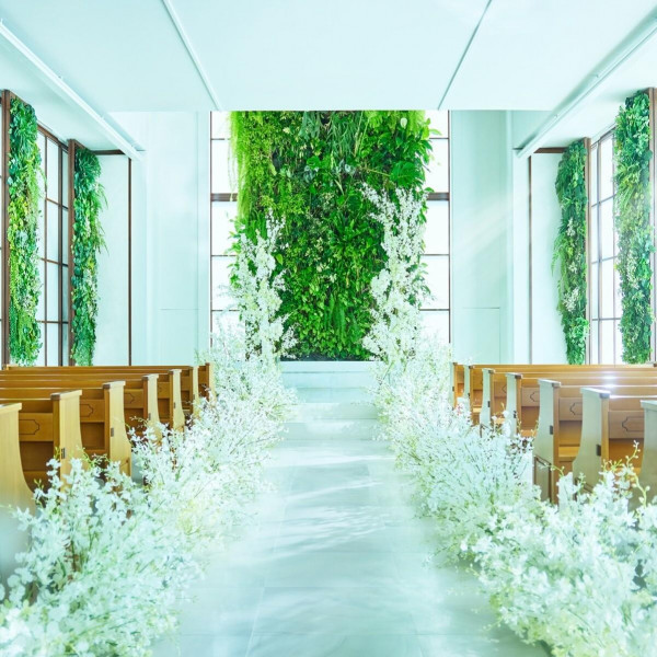 木の温もりと緑溢れるグリーンウォールが印象的なナチュラルなチャペル