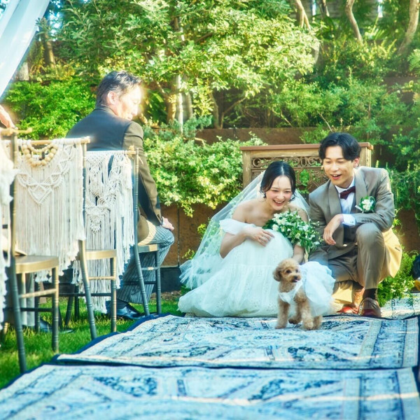 リングドッグセレモニーや愛犬を抱っこしてのフラワーシャワーなど、開放的なプライベートガーデン＆挙式で