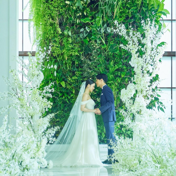 木の温もりと緑溢れるグリーンウォールが印象的なナチュラルなチャペル