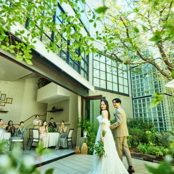 暖かく差し込む陽光と風感じるガーデン入場