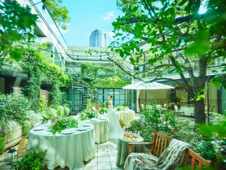 空と緑に包まれたテラスガーデンでナチュラルウエディングを