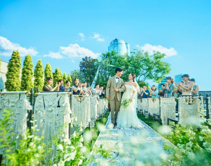 <緑×空×風>が奏でる最上階のガーデンチャペル。笑顔に包まれたフラワーシャワーのワンシーン