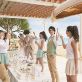 セレモニーの後は、美らの教会からビーチに面したニライカナイデッキへ移動。
ゆったりと過ごせるプライベート空間でシャンパンで乾杯をしたり、ビーチフォトを楽しみましょう。