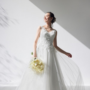 アールイズ・ドレス：真っ白なドレスに真っ白な気持ちを包んで。通常の1/3の重さで作られたドレスで着心地の良さにこだわりました。|ザ・ギノザリゾート 美らの教会/アールイズ・ウエディングの写真(23469069)
