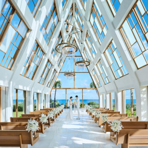 沖縄最大級の天井高を誇る美らの教会。あたたかな陽射しが降り注ぎます。|ザ・ギノザリゾート 美らの教会/アールイズ・ウエディングの写真(38955847)