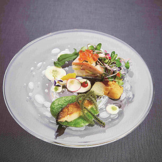 沖縄産鮮魚と彩り野菜のミルフィーユ仕立て鮑のスモークを添えて島オクラのソース