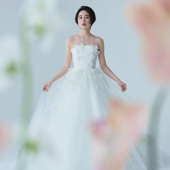リゾートウエディングをお選びのおふたりに最適なドレスを取り揃えております。