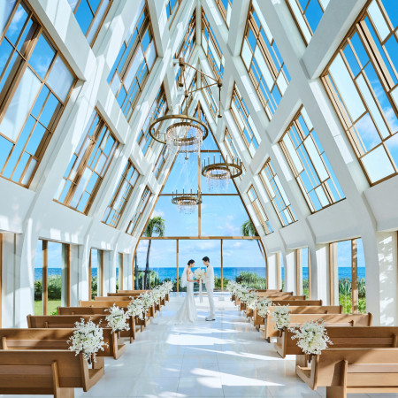 沖縄最大級の天井高を誇る美らの教会。あたたかな陽射しが降り注ぎます。