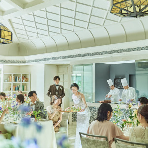 オープンキッチンから運ばれる料理|Maison de Forest（メゾン・ド・フォレスト）の写真(49218714)