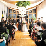 大切な方々に囲まれて誓う「人前式」は、夫婦になるということをしっかり宣言できます。