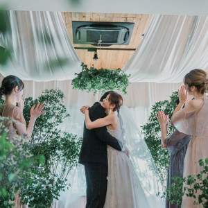 【人前結婚式】大切な仲間に囲まれて誓いを立てる人前結婚式。より近い距離で祝福してもらえるアットホームな雰囲気が心地よい。結婚という人生の節目にふさわしい瞬間が叶います。|Concept 1/f [コンセプト・エフブンノイチ]の写真(49952425)