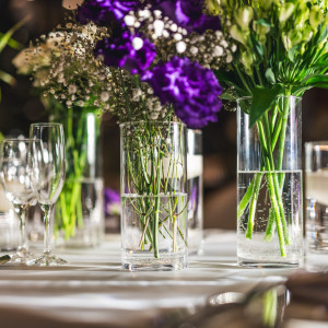 【テーブル装花】各テーブルに飾る装花はゲストも近くでご覧いただけます。好きな花、思い出の花、季節の花、また、好きな色でまとめてみたり！ご希望に沿ってご提示させて頂きます。|Concept 1/f [コンセプト・エフブンノイチ]の写真(48081899)
