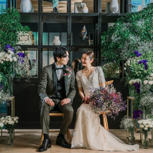 《自然とゲストが集まるメイン》新郎新婦とゲストが笑顔で集うメイン席は、お気に入りのチェアーやソファーで素敵なフォトスポットにも！お好みの装花やアイテムを飾るのも楽しそう♪|Concept 1/f [コンセプト・エフブンノイチ]の写真(49884510)