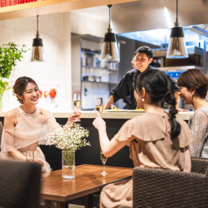 【オープンキッチン＆ラウンジ】エントランスを入ると目の前に広がるオープンキッチン。料理が出来上がる音や香りを楽しみながら、ラウンジで語り合う時間は最幸のひととき。|Concept 1/f [コンセプト・エフブンノイチ]の写真(49948060)