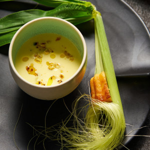 【スープ】それぞれの季節だからこそ味わっていただける新鮮な野菜を使用し、素材をまるごと楽しんでもらえるような1品です。「美味しい！」という笑顔が広がりそう♪|Concept 1/f [コンセプト・エフブンノイチ]の写真(49946066)