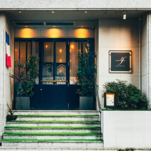 【レストラン＆WEDDINGコンセプトエフブンノイチ】こちらの看板が目印。派手過ぎない落ち着いた外観でお出迎え。久屋大通り駅から徒歩1分、名古屋駅から車で5分の好立地。|Concept 1/f [コンセプト・エフブンノイチ]の写真(49944765)