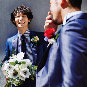 【カジュアルダウンスタイルもお勧め】新婦のドレスとシンクしたコーディネートや、シャツやネクタイなどをカジュアルダウンして遊び心も感じるコーディネートもお勧め！|Concept 1/f [コンセプト・エフブンノイチ]の写真(48191500)