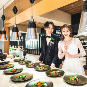 【オープンキッチンから出来たてのお料理をご提供】料理が仕上がるまでの音や香りも楽しんでいただけます。ライブ感抜群のオープンキッチンを見ているだけでワクワク感が高まりそう！|Concept 1/f [コンセプト・エフブンノイチ]の写真(49945335)