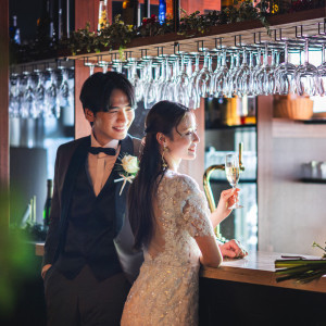 【バーカウンター＆ラウンジ】新郎新婦とゲストの距離が近い、ゲスト同士の会話も弾む時間と空間をご用意させて頂きます。ドリンク片手に、リラックスした雰囲気でお楽しみください。|Concept 1/f [コンセプト・エフブンノイチ]の写真(49946525)