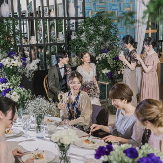 お料理を楽しみながらゲストとの触れ合いも大切にしたい！そんなお二人にぴったりの空間。