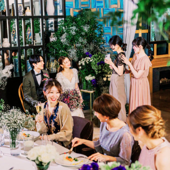 パーティー会場は気兼ねなく会話ができる心地よい距離感。少人数にジャストサイズの広さです。