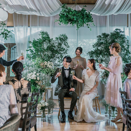 【1.5次会、会費婚にもお勧め】ご友人中心でのカジュアルパーティー希望の方にぴったり!メインチェアーやソファーの周りに自然とゲストが集う時間は至福のとき。