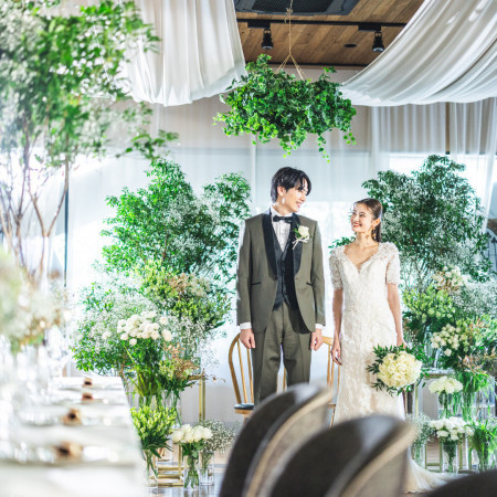 【ナチュラル系白＆グリーン】メイン席もグリーンに囲まれた爽やかなコーディネート。お花や装飾にこだわってゲストをお出迎えしたいという方には、フローリストとの相談も可。